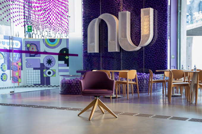 O Nubank fortalece sua operação no Brasil com a aquisição do Banco Porto Real, ampliando sua licença bancária e reforçando a confiança de 115 milhões de clientes.