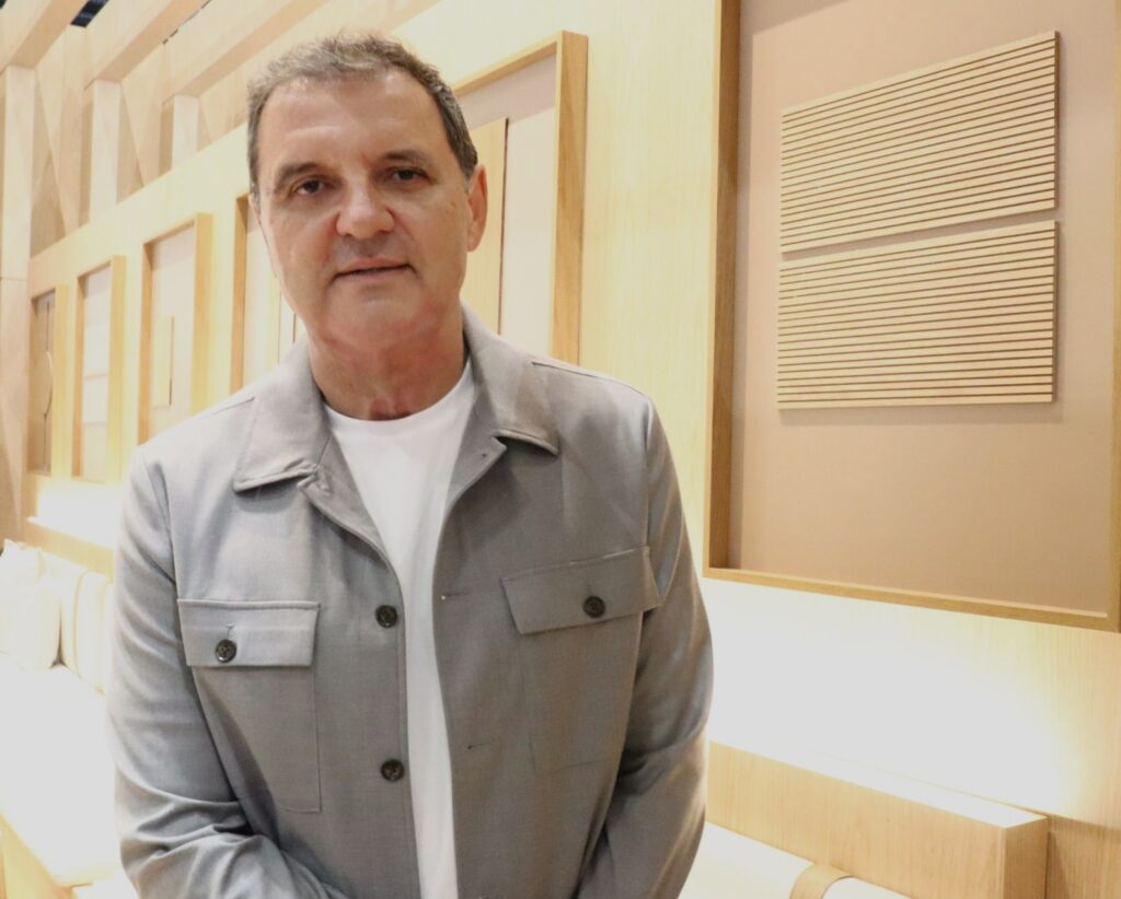 Segundo o FMI e o executivo José Maurício Caldeira, sócio e membro do Conselho de Administração da Colpar Brasil, a economia global enfrenta choques e inflação, reduzindo margens. Para o Brasil, os juros altos e o endividamento desafiam o crescimento.
